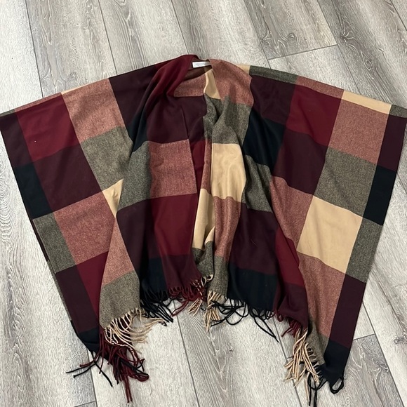 ADRIENNE Vittadini plaid poncho Shawl - Picture 2 of 3